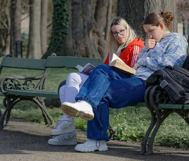 DKK:  Dlaczego kobiety czytają Grocholę, Szwaję i Sowę?  (25.02.2013r.)